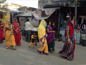 ac-india-rajasthan-group-of-colorfully-dressed-gipsy-women-wears-a-dupatta