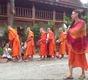 ak-laos-luang-prabang-peta-in-saffron-dress