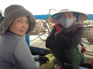 an-vietnam-hoi-an-passengers-on-the-ferry-boat