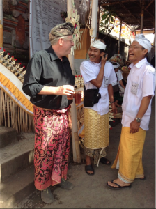 h-indonesia-bali-ben-in-sarong-with-puppet-masters