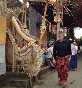 i-indonesia-bali-ben-in-sarong-at-temple-ceremony