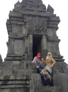 w-indonesia-yogyakarta-indonesian-tourists-wearing-high-end-hijab