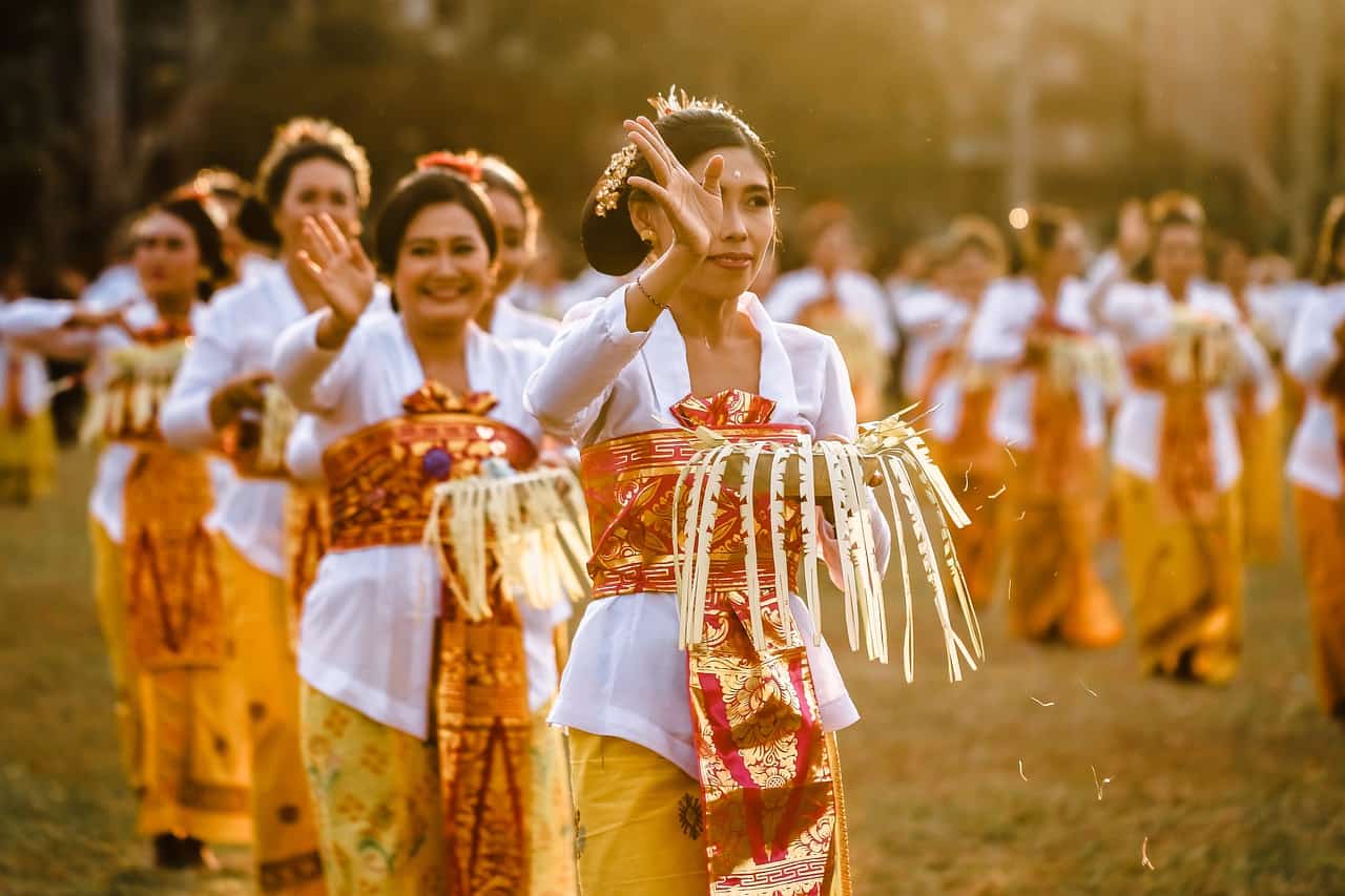 women dancing in Bali