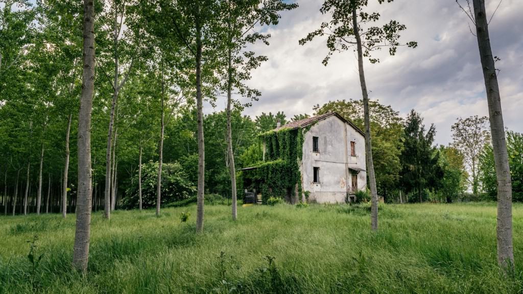 side view of old farm house