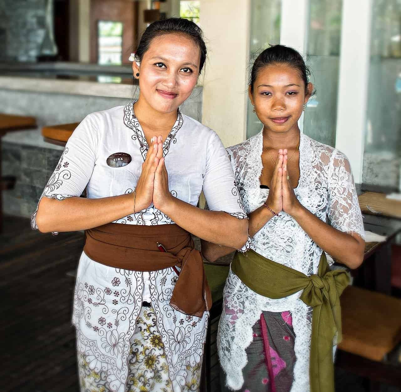 Singaporean women servers