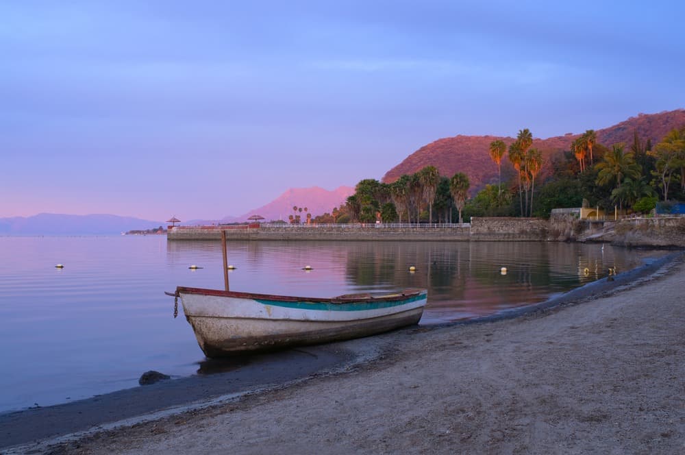 beautiul view of a boat on the shores of a beach