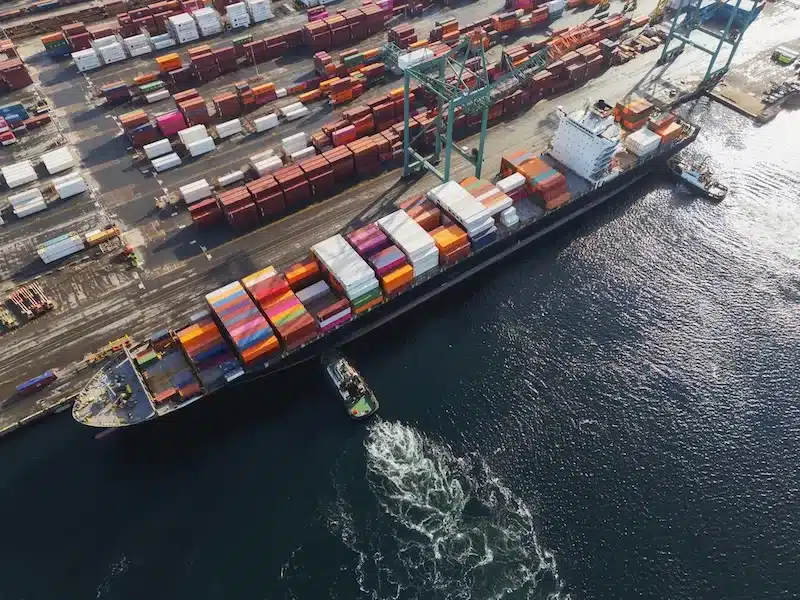 EU and U.S. leaders shake hands on a new trade framework