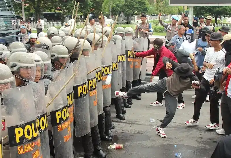 Latest News: Protesters climb walls as demonstrations continue in Indonesia
