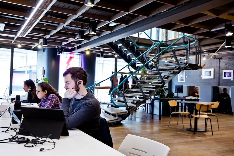 Modern coworking spaces reflect the infrastructure and connectivity that make today’s expat hubs thrive.
