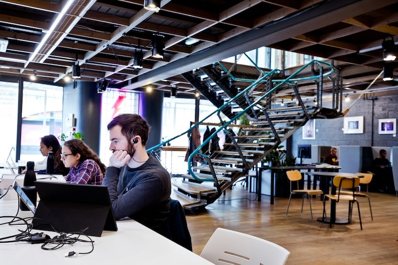 Modern coworking spaces reflect the infrastructure and connectivity that make today’s expat hubs thrive.