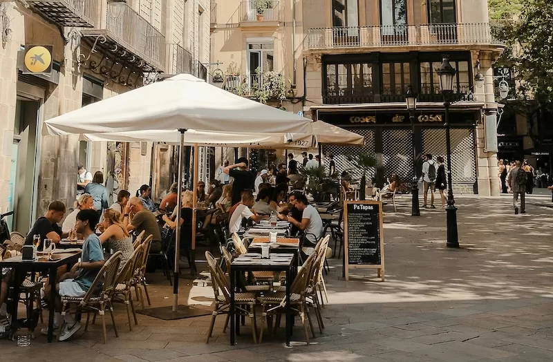 Outdoor cafés in a Spanish plaza, the perfect place to enjoy a menú del día, one of Spain’s best-value dining traditions with full meals for under €15.