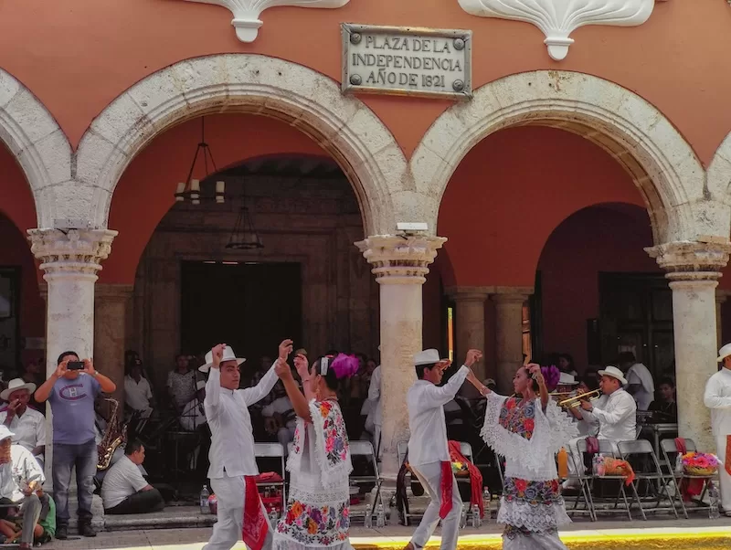 Traditional Yucatecan dancers performing in Mérida’s Plaza de la Independencia, celebrating the city’s rich Mayan heritage and vibrant local culture.