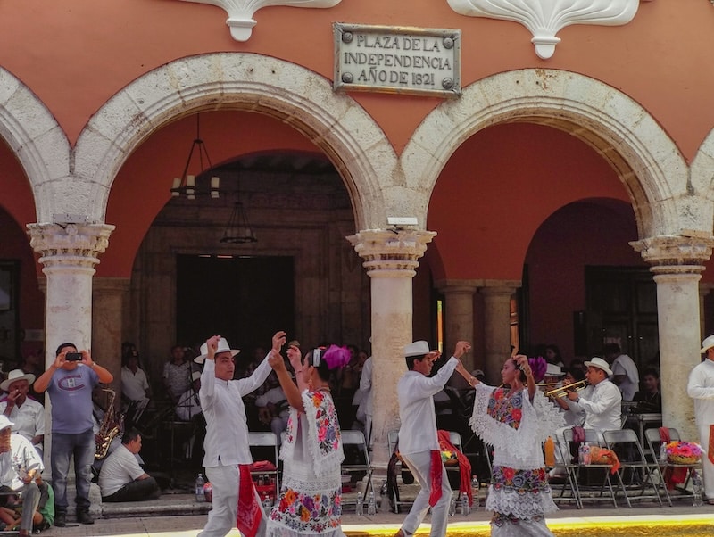 Traditional Yucatecan dancers performing in Mérida’s Plaza de la Independencia, celebrating the city’s rich Mayan heritage and vibrant local culture.