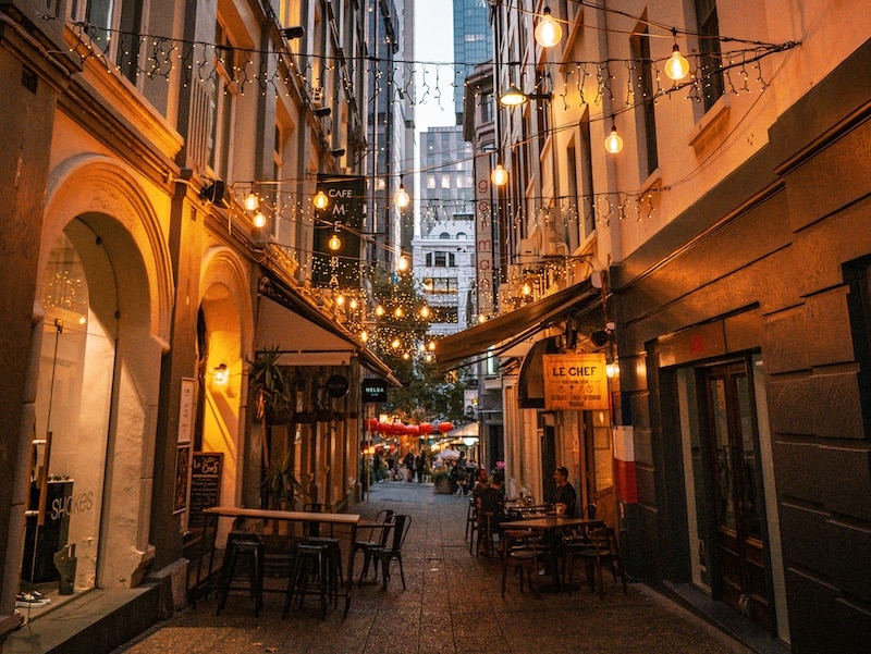 Downtown Auckland at dusk, where cozy cafés and restaurants capture the rhythm — and the price — of everyday dining in New Zealand.