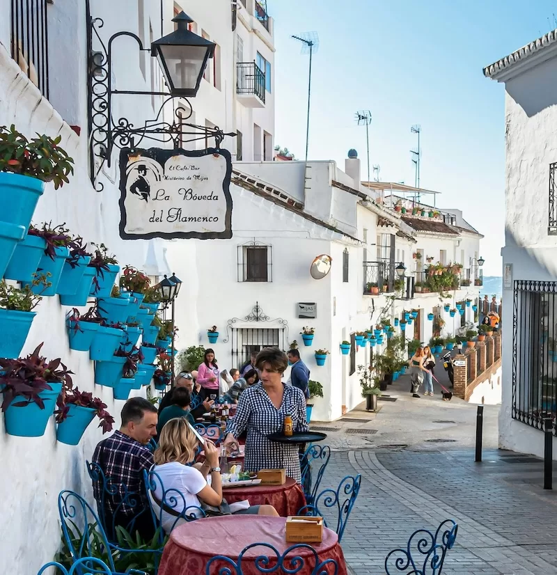 A sunny café terrace, where fresh food and relaxed service make eating out part of everyday life.