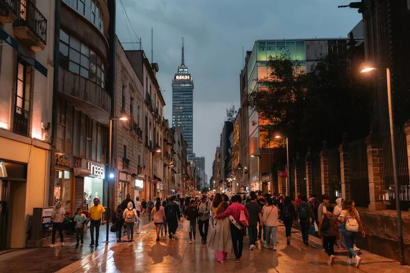 Evening settles over Mexico City’s historic center, where colonial architecture meets modern ambition, a glimpse of daily life in the capital’s vibrant core.