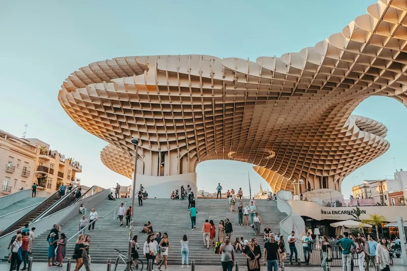 Everyday life under the Metropol Parasol in Seville, a city where rent prices remain moderate compared to Madrid or Barcelona, offering more space and sunshine for less.