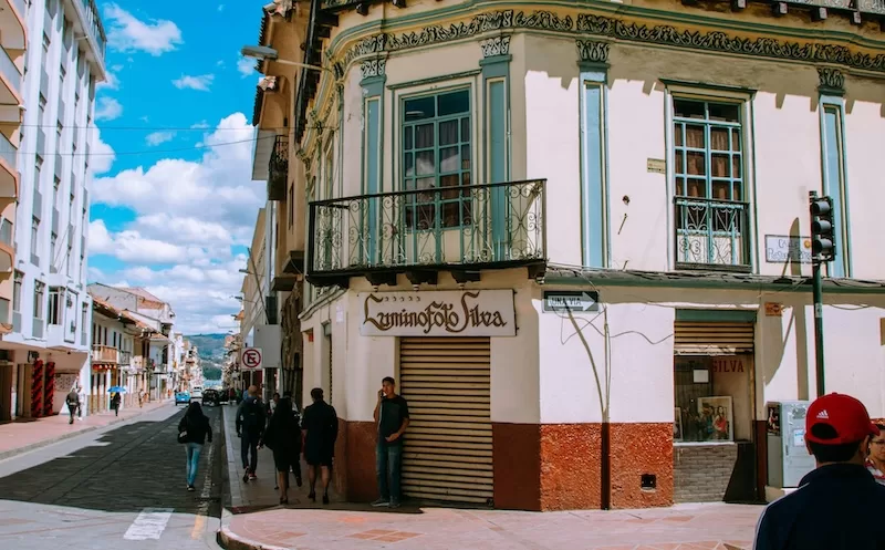 A quiet morning in Cuenca’s historic center, where pastel façades, wrought-iron balconies, and cobblestone streets tell stories of another time.