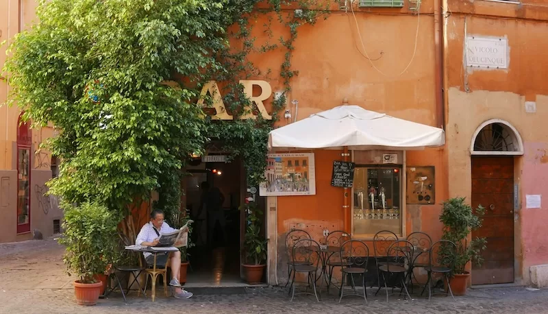 A Roman café where time slows and flavors linger. In Italy, even an ordinary lunch holds its very own tradition. Market-fresh ingredients, a table in the shade, and the pleasure of eating well without overspending.