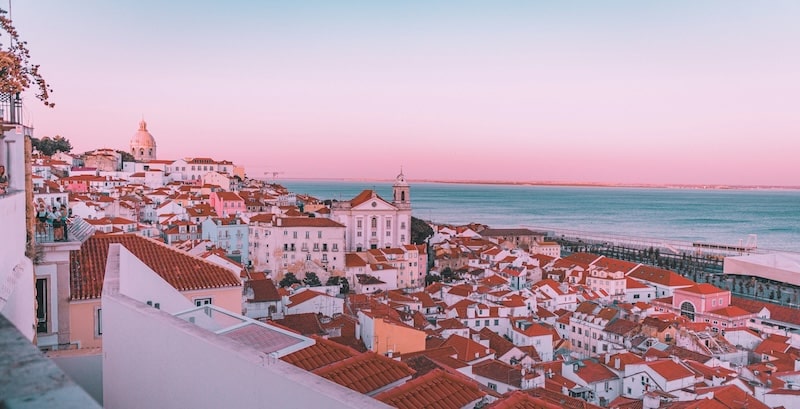 Soft evening light over Lisbon, the kind of view that makes Portugal’s D7 visa so enticing for retirees. With mild weather, rich culture, and one of Europe’s most accessible residency paths, Portugal offers a life where financial stability meets everyday beauty.