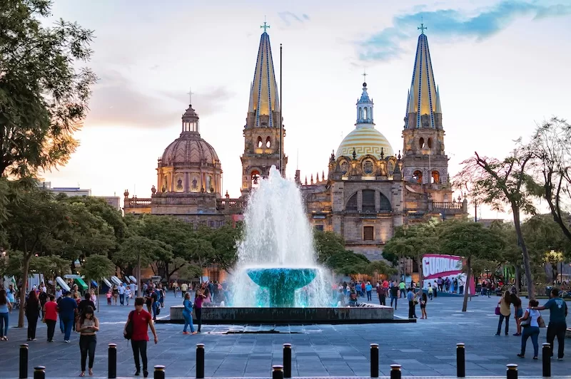 Spend a few weeks like a local, just as in Guadalajara’s lively historic center, where daily life unfolds between plazas, cafés, and friendly hellos. It’s in these moments that you discover what living in Mexico really feels like.