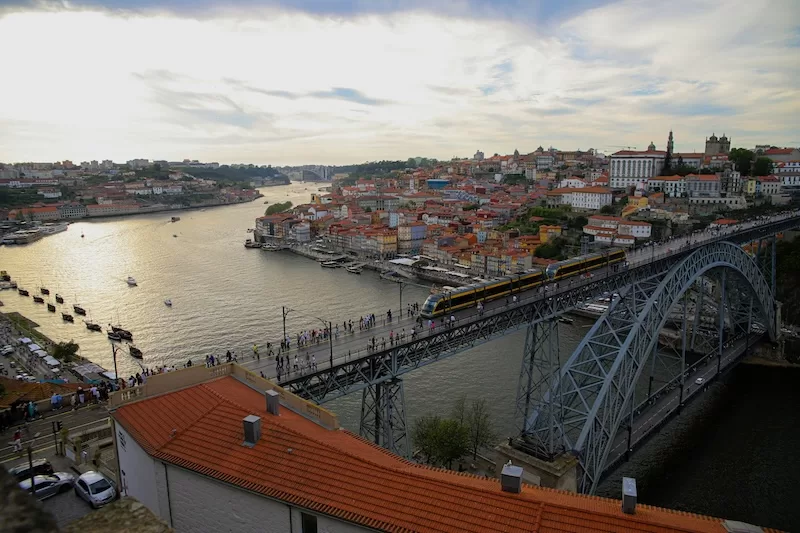 The Dom Luís I Bridge in Porto, with the city’s metro gliding across its upper deck. A striking example of Portugal’s efficient and affordable public transport system connecting urban life on both sides of the Douro River.