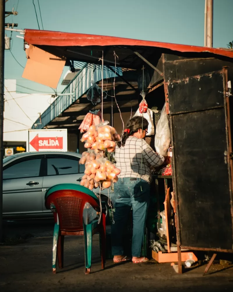 Local markets and roadside stalls keep Panama’s daily life affordable. Fresh produce and homegrown staples at prices that make eating local both smart and delicious.