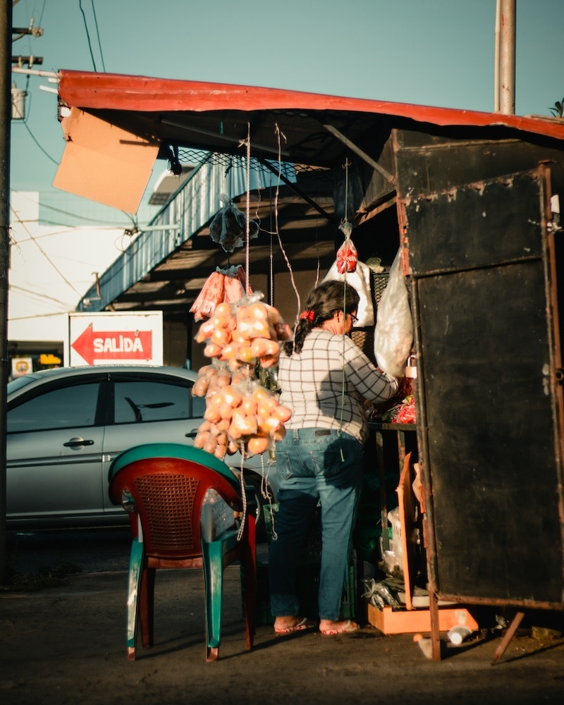 Local markets and roadside stalls keep Panama’s daily life affordable. Fresh produce and homegrown staples at prices that make eating local both smart and delicious.