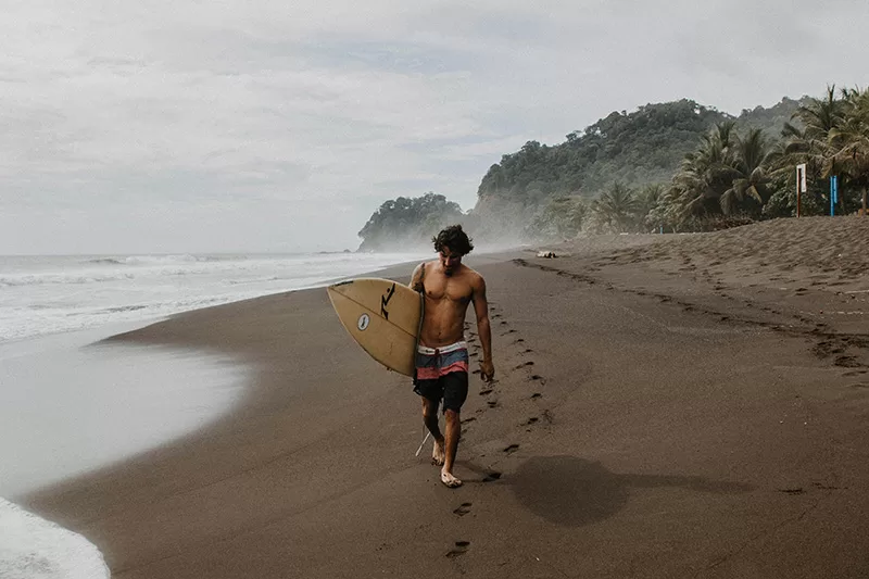 Morning surf sessions in towns like Santa Teresa or Nosara are part of daily life. Here, wellness, fitness, and community flow naturally between the waves and the yoga mat.