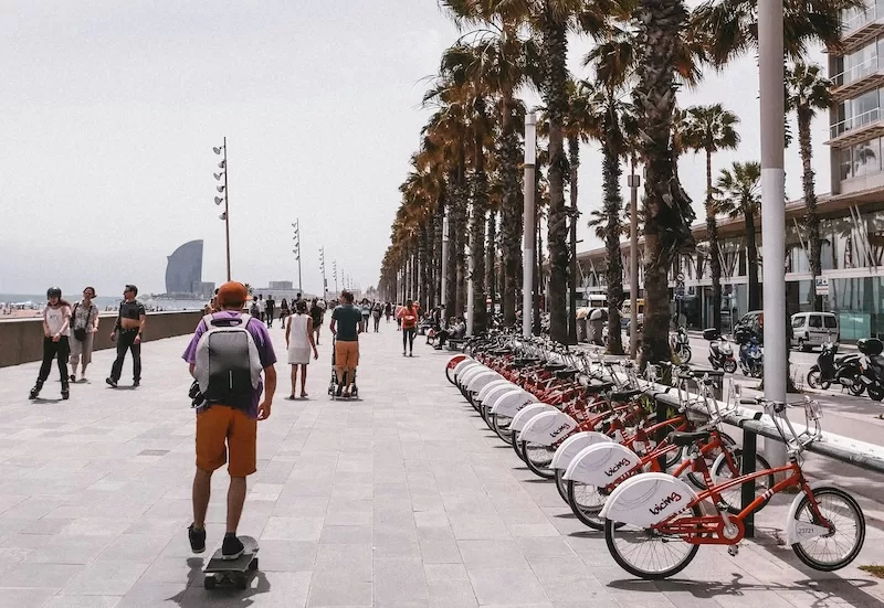 Afternoons on Barcelona’s seaside promenade, a glimpse of Spain’s outdoor lifestyle, where leisure often costs little more than time and sunshine.