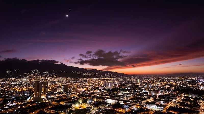 San José’s skyline glows under a purple dusk, a reminder that every neighborhood in Costa Rica has a different rhythm once the sun sets. Visiting at night helps renters understand the real pace, energy, and atmosphere of their future home.