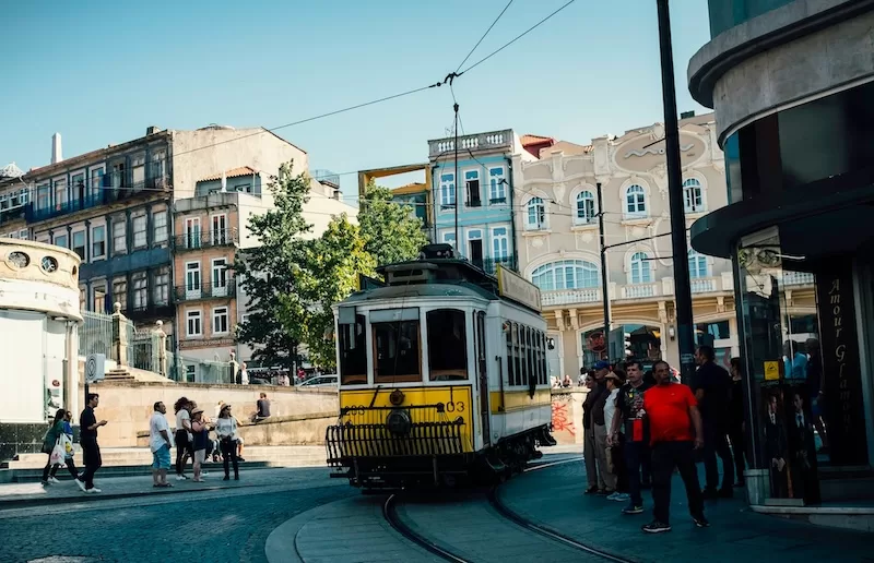 A vintage tram climbs Rua 31 de Janeiro near Batalha, Porto, a reminder that in Portugal’s cities, public transport is not only efficient but steeped in character and history.