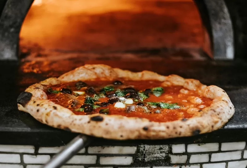In Italy, dining out cam be part of daily life, not a luxury. A wood-fired pizza and a glass of wine come with warmth, noise, and joy that makes even a simple meal feel like something worth staying for.