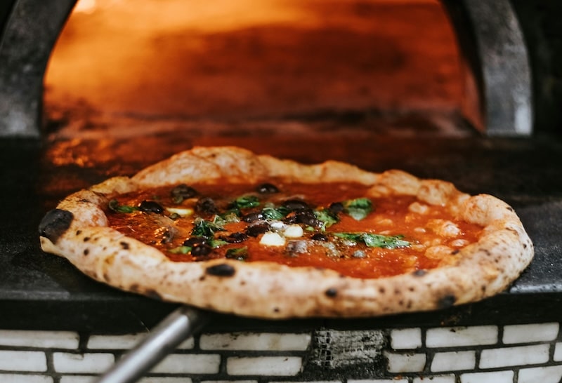 In Italy, dining out cam be part of daily life, not a luxury. A wood-fired pizza and a glass of wine come with warmth, noise, and joy that makes even a simple meal feel like something worth staying for.