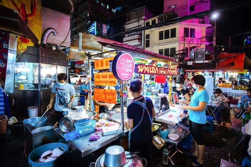Bangkok’s night markets are a study in balance. Simple meals, quick smiles, and the efficiency that keeps the city fed. A few dollars stretch into something more than dinner: a shared rhythm of daily life.