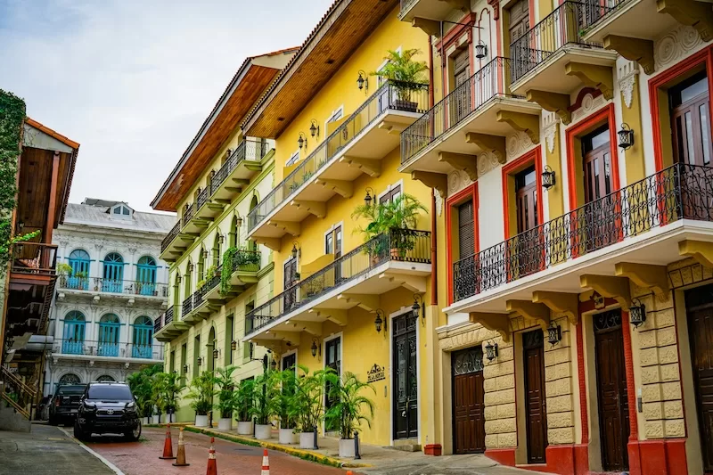 Balconies dressed in potted palms and restored facades make Casco Viejo feel cinematic, yet those cobblestones also signal premium pricing. Choosing a historic district with cafés at your doorstep brings beauty and convenience, but it also stretches a housing budget faster than a home in the highlands or a calmer provincial town.