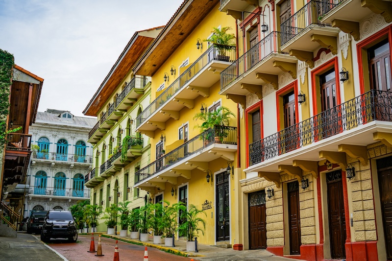 Balconies dressed in potted palms and restored facades make Casco Viejo feel cinematic, yet those cobblestones also signal premium pricing. Choosing a historic district with cafés at your doorstep brings beauty and convenience, but it also stretches a housing budget faster than a home in the highlands or a calmer provincial town.