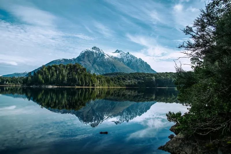 Patagonia’s mountains rise like giants above glassy lakes, a view that resets the mind in seconds. Anyone dreaming of remote work with real breathing room finds that Bariloche gives nature a front-row seat in everyday life.