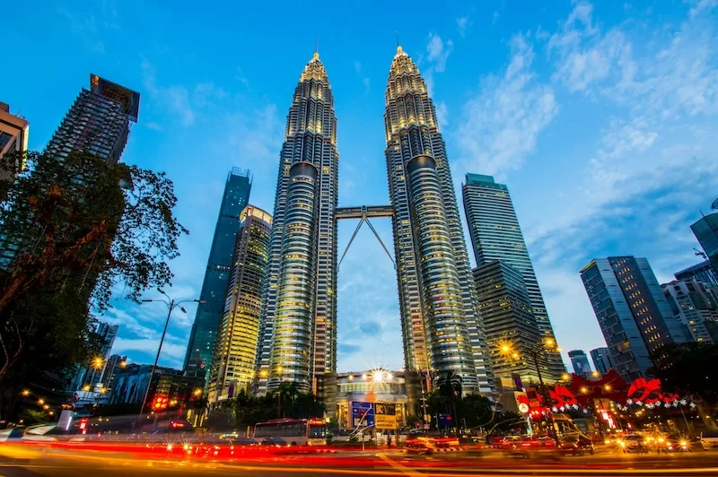City energy doesn’t disappear when you retire in Malaysia. In Kuala Lumpur, the skyline becomes your neighborhood landmark: evening walks past glowing towers, late dinners a Grab ride away, and the thrill of living somewhere people fly halfway across the world just to see for a weekend. 