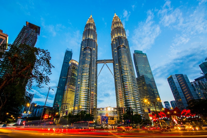 City energy doesn’t disappear when you retire in Malaysia. In Kuala Lumpur, the skyline becomes your neighborhood landmark: evening walks past glowing towers, late dinners a Grab ride away, and the thrill of living somewhere people fly halfway across the world just to see for a weekend. 