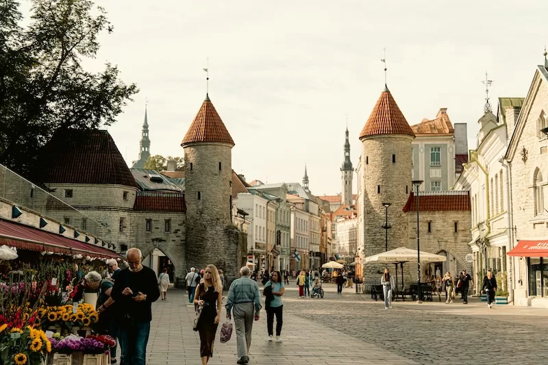In Estonia, efficiency is calm rather than cold. A country where Wi-Fi replaces waiting rooms, and history still stands in the square.