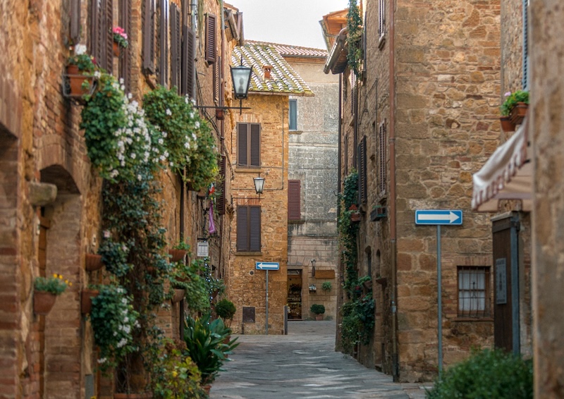 In towns like Pienza or Montepulciano, life costs less but feels rich in color, in calm, in the sound of footsteps on old stone.