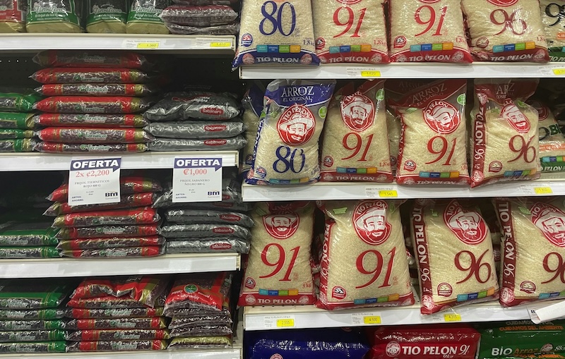 Even in supermarkets, the essentials stay within reach. Small changes in how people shop make Costa Rica easier to call home.