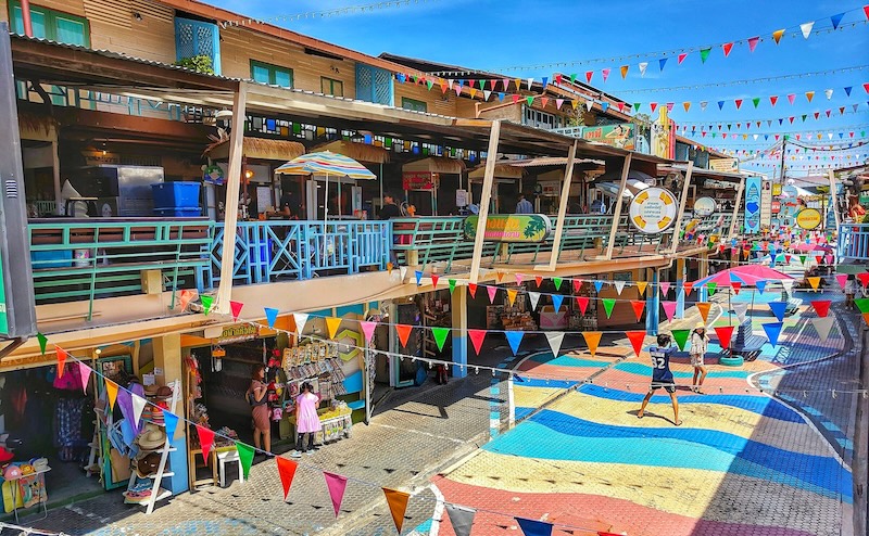 Colorful market streets and breezy balconies create an easy rhythm in Hua Hin. Days unfold between errands, beach walks and evening treats forming a routine that feels relaxed yet well-organized. For many expats, this balance is exactly what makes living here so appealing.