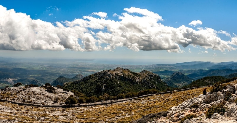 Weekends in Mallorca often lead into the Tramuntana, with rosemary scenting the air and every turn revealing another view that makes you forget to speak.