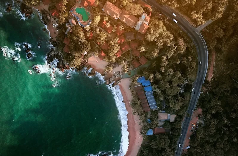 From above, the Gulf islands look like a patchwork of palms, quiet coves and winding roads that lead toward the sea. Life holds sunrises for yoga, work breaks with ocean views, and communities that gather easily around shared routines and nature.