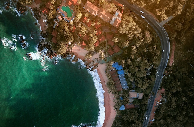 From above, the Gulf islands look like a patchwork of palms, quiet coves and winding roads that lead toward the sea. Life holds sunrises for yoga, work breaks with ocean views, and communities that gather easily around shared routines and nature.