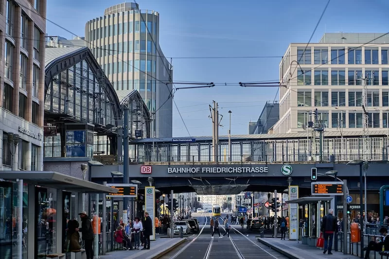 When the U-Bahn, trams and city streets all move on schedule, everyday tasks shrink from obstacles into simple errands. Quality of life often hides in moments like these.