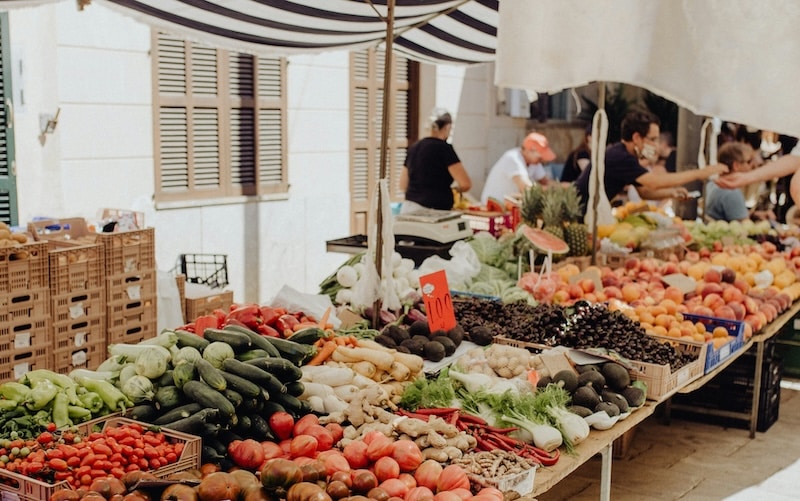 Markets like this one turn grocery shopping into ritual, the scent of tomatoes in the sun, the voices trading prices, the freshness (and prices) that rarely make it into a supermarket aisle.