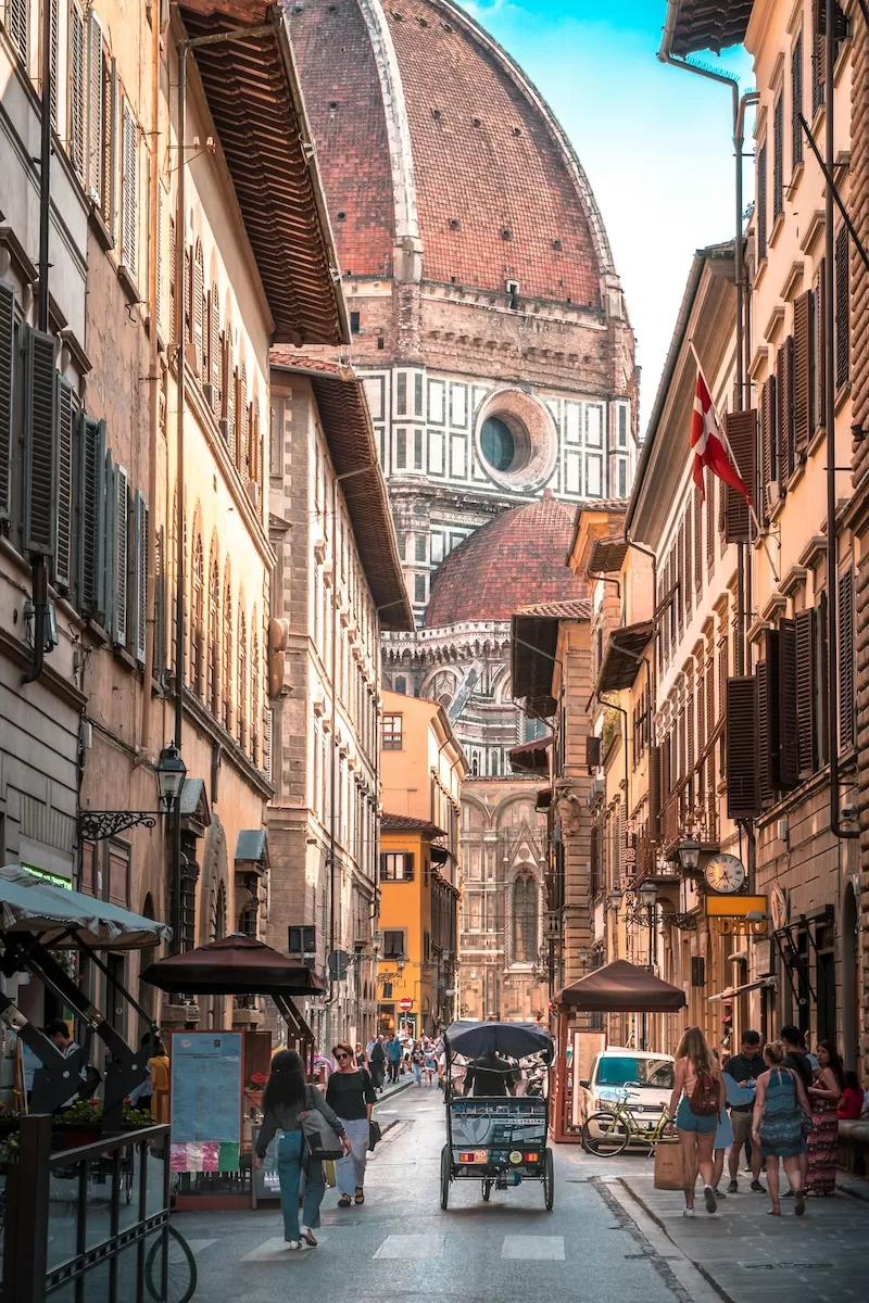 Commuters, students, and street vendors share the same commute beneath the Duomo’s shadow, proof that Florence is never just a museum, but a city still very much alive.